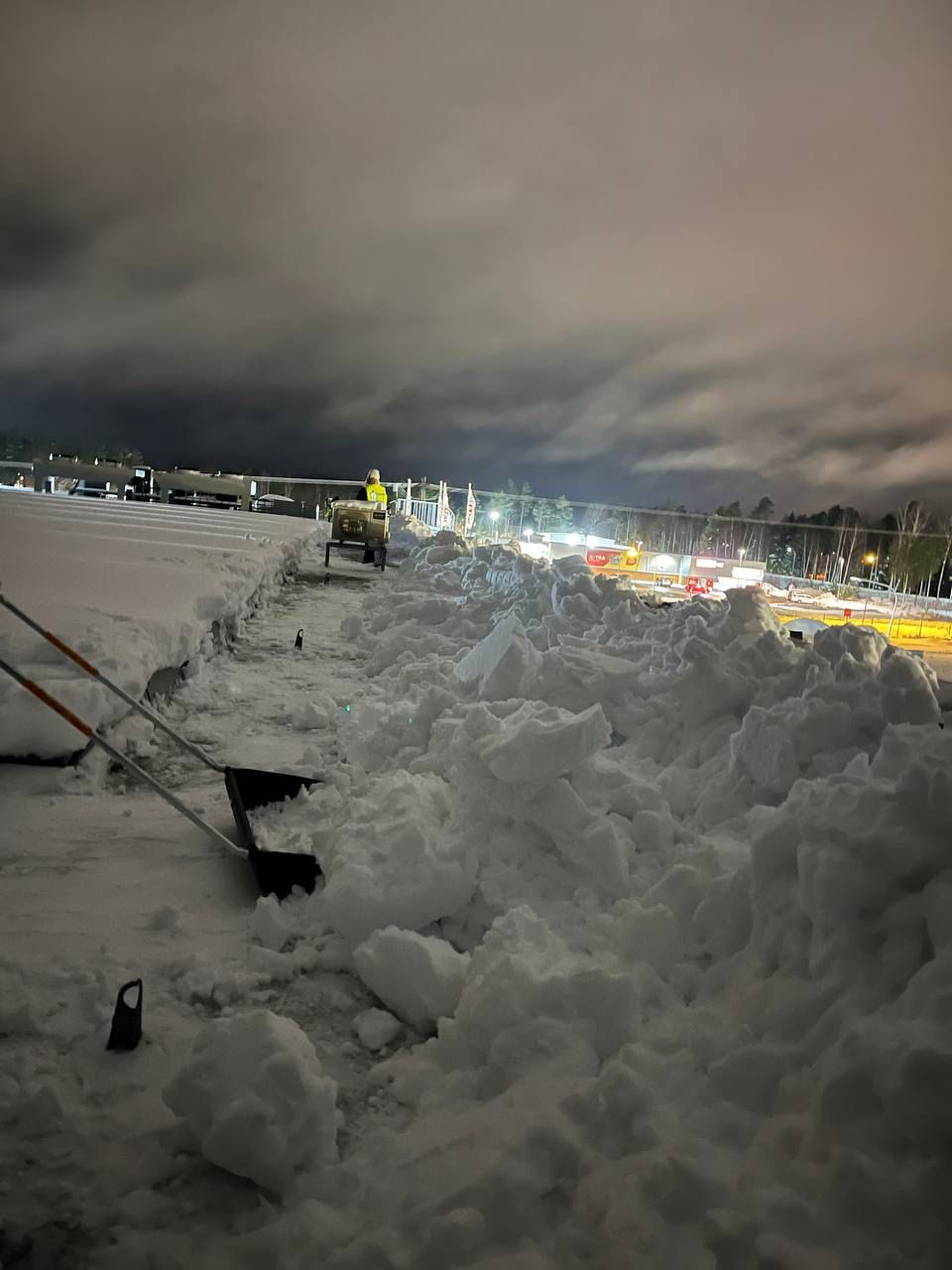 Snöskottning på bostadsfastighet — säker takskottning